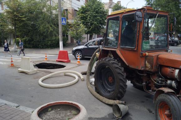 Фото дня: В центрі Вінниці провалився асфальт, фото №2 на сайті 20minut.ua