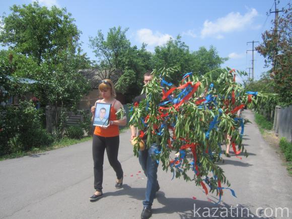 Козятинщина простилась з двома молодими красенями-героями на сайті 20minut.ua Козятинщина простилась з двома молодими красенями-героями, фото №9 на сайті 20minut.ua