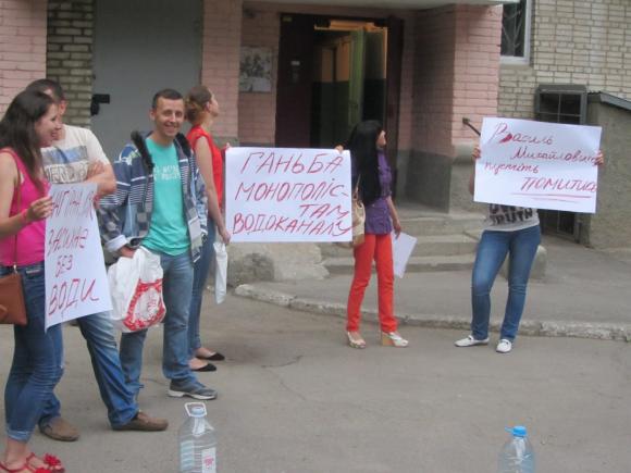 Мешканцям Нагірної 19К «Водоканал» включив воду на третій день, фото №1 на сайті 20minut.ua