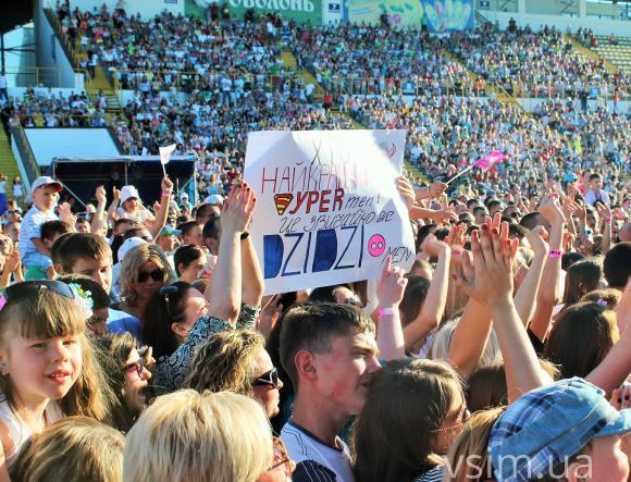 На концерті «Дзідзьо» хмельничани бігали по стадіону та шопоманили, фото №4 на сайті vsim.ua