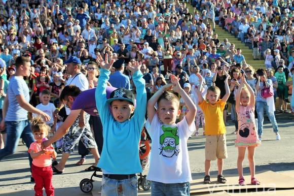 На концерті «Дзідзьо» хмельничани бігали по стадіону та шопоманили, фото №6 на сайті vsim.ua