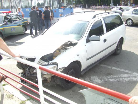 На «Урожаї» ДТП. Свідки кажуть: "Водії автомобілів не поділили дорогу", фото №1 на сайті 20minut.ua