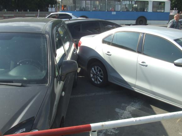 На «Урожаї» ДТП. Свідки кажуть: "Водії автомобілів не поділили дорогу", фото №2 на сайті 20minut.ua