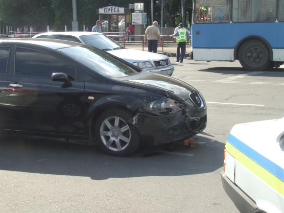 На «Урожаї» ДТП. Свідки кажуть: "Водії автомобілів не поділили дорогу", фото №4 на сайті 20minut.ua