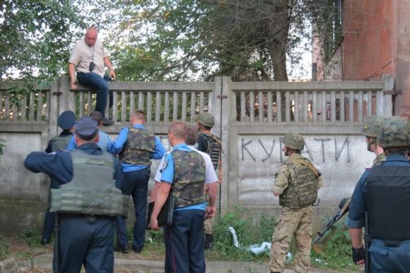 Озброєних людей вигнали з ДПЗ „ультраси” на чолі з кіборгом, фото №3 на сайті 20minut.ua
