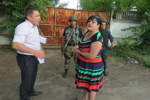 Озброєних людей вигнали з ДПЗ „ультраси” на чолі з кіборгом, фото №4 на сайті 20minut.ua