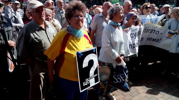 Перед міськрадою пенсіонери з каструлями скандують "Моргунов, виходь", фото №2 на сайті 20minut.ua