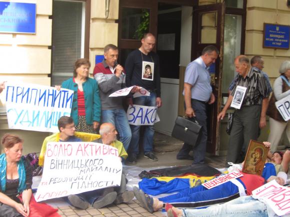 Прихильники Хорта протестували під судом на матрацах, фото №1 на сайті 20minut.ua