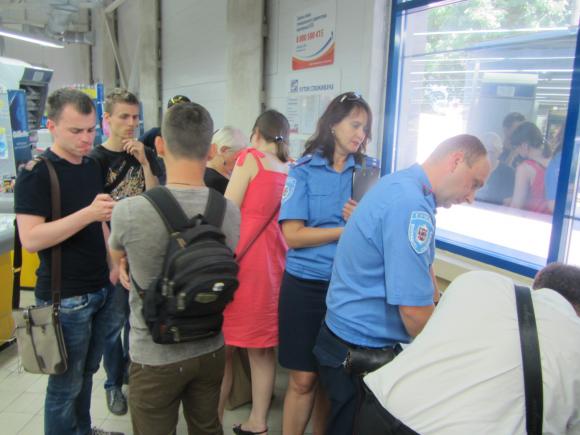 В АТБ на Пирогова 17-річний Денис Мороз перевірив, чи продадуть йому пиво. На магазин склали адмінпротокол, фото №1 на сайті 20minut.ua