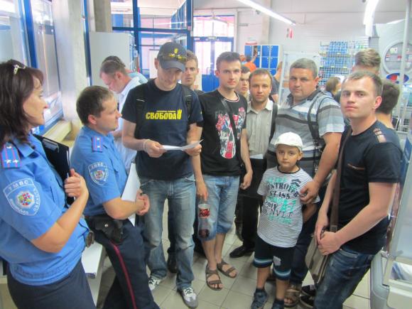 В АТБ на Пирогова 17-річний Денис Мороз перевірив, чи продадуть йому пиво. На магазин склали адмінпротокол, фото №6 на сайті 20minut.ua