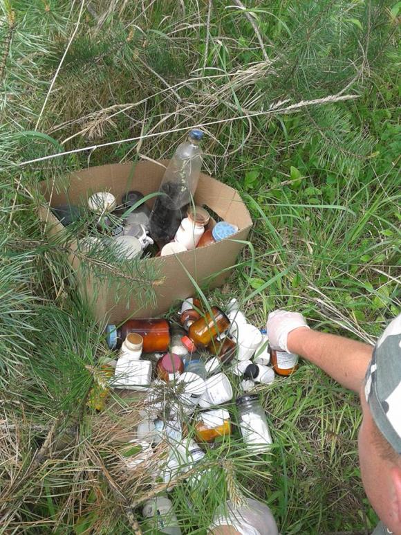 В Івачеві біля заправки викинули ящики з хімікатами, фото №1 на сайті 20minut.ua