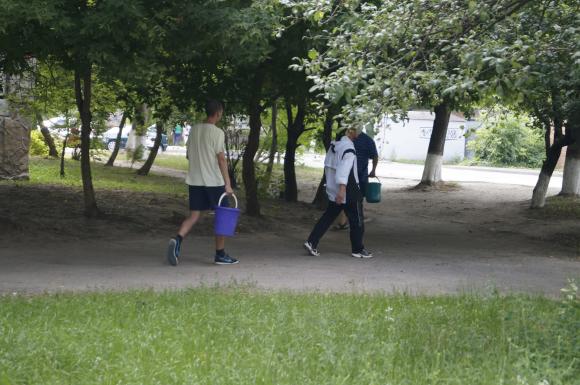 Вінничани у черзі по воду знайомляться з сусідами, фото №1 на сайті 20minut.ua