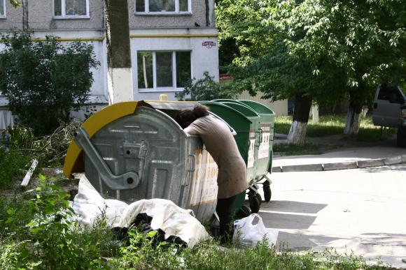Винницкие бомжи рассказали о новых мусорных контейнерах, фото №2 на сайті 20minut.ua