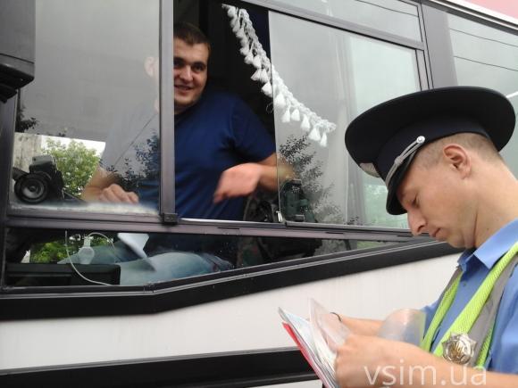 Водіїв хмельницьких маршруток, яких зупиняє ДАІ, захищають пасажири, фото №1 на сайті vsim.ua