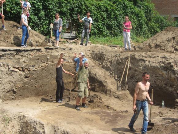 Археологи з педуніверситету  «накопали» за два дні кахлів та кружок 17 століття, фото №1 на сайті 20minut.ua