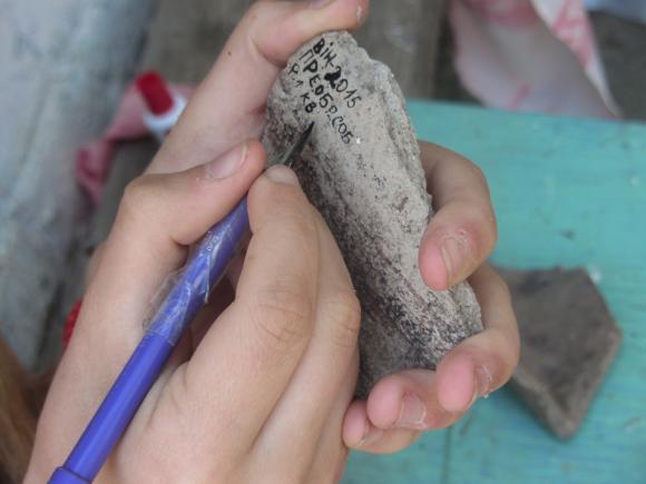 Археологи з педуніверситету  «накопали» за два дні кахлів та кружок 17 століття, фото №3 на сайті 20minut.ua