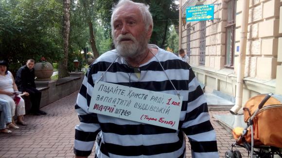 Біля вінницького суду "вязень" в робі збирає гроші щоб заплатити штраф "мафії", фото №1 на сайті 20minut.ua