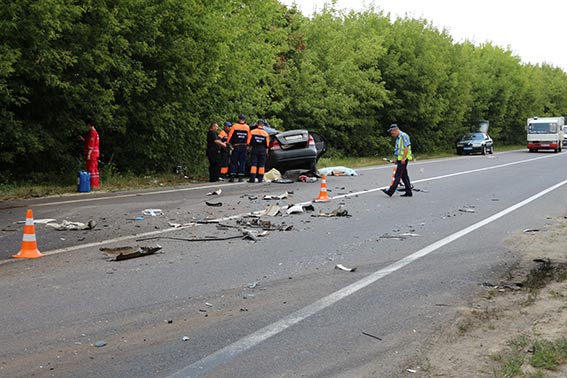 Двох загиблих витягували з розтрощеної іномарки на сайті 20minut.ua Двох загиблих витягували з розтрощеної іномарки, фото №1 на сайті 20minut.ua