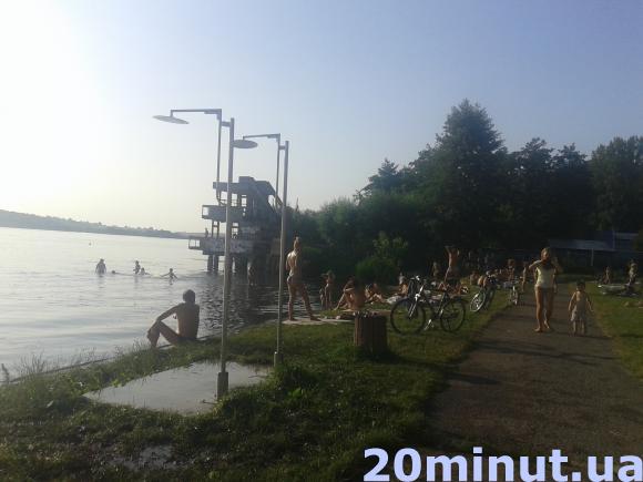 Фото дня: На "Циганці" встановили літній душ, фото №1 на сайті 20minut.ua