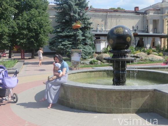Фото дня: у парку Шевченка нарешті запрацював фонтан-куля, фото №3 на сайті vsim.ua