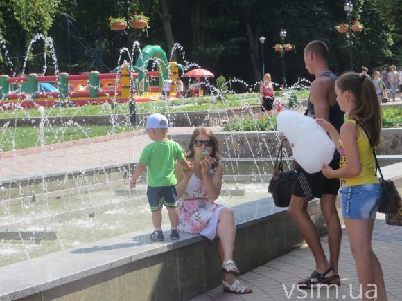 Фото дня: у парку Шевченка нарешті запрацював фонтан-куля, фото №4 на сайті vsim.ua