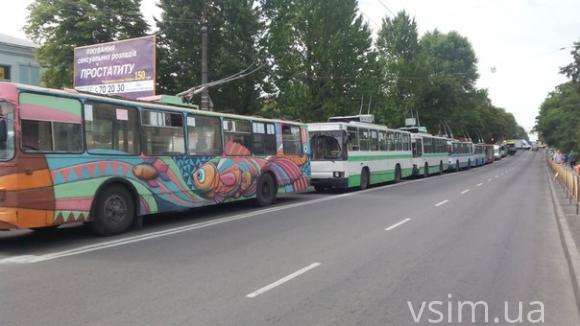 Хмельничани перекрили рух по Кам’янецькій через знищення зеленої зони, фото №1 на сайті vsim.ua