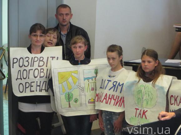 Хмельничани зуміли відстояти зелену зону і дитячий майданчик, на місці яких мали звести дев’ятиповерхівку, фото №1 на сайті vsim.ua