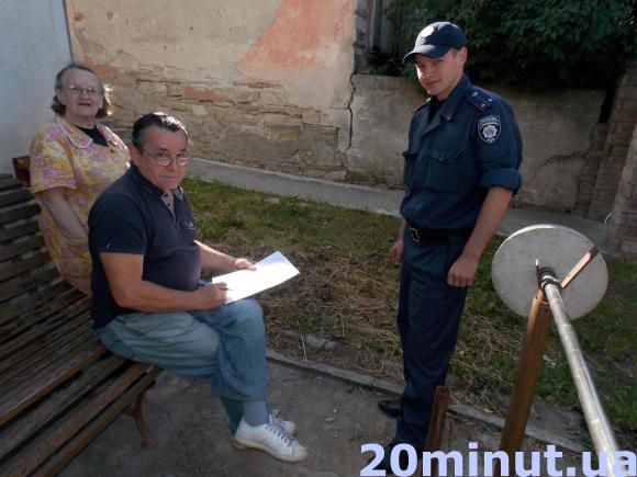 Із будови на людей падають металеві стійки, фото №1 на сайті 20minut.ua