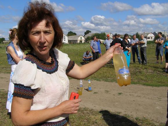 Люди принесли отруту, щоб напоїти літинських чиновників, фото №2 на сайті 20minut.ua