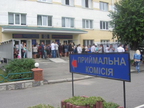 Майбутні студенти у Вінниці вишикувались в чергу до приймальних комісій, фото №1 на сайті 20minut.ua