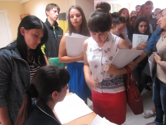 Майбутні студенти у Вінниці вишикувались в чергу до приймальних комісій, фото №2 на сайті 20minut.ua