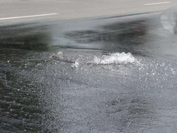На Івана Богуна прорвало трубу. Місцеві жителі сказали, що це нормально, фото №1 на сайті 20minut.ua