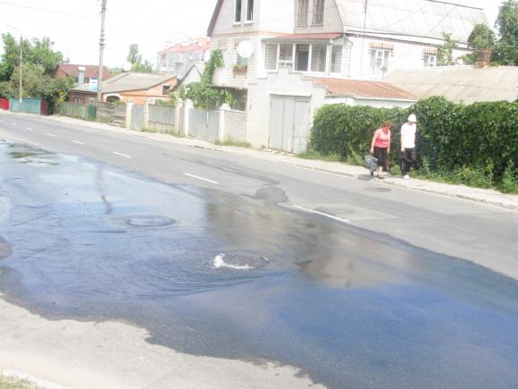 На Івана Богуна прорвало трубу. Місцеві жителі сказали, що це нормально, фото №2 на сайті 20minut.ua