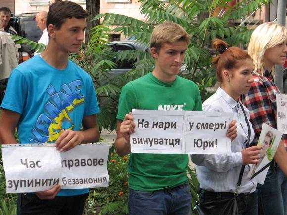 Пікет під прокуратурою: «Вбивцю Юри - на нари» (ОНОВЛЕНЕ), фото №1 на сайті 20minut.ua