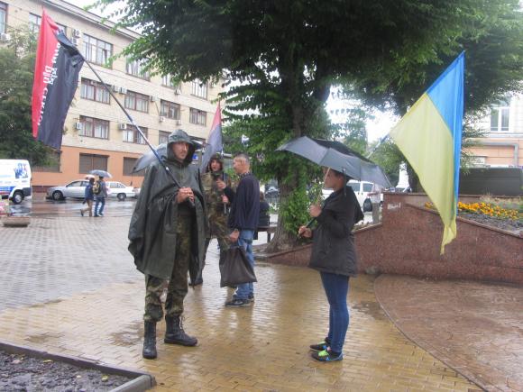 Правий сектор у Вінниці: «Під дощем неважко. Важче стояти на колінах», фото №1 на сайті 20minut.ua