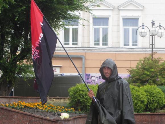 Правий сектор у Вінниці: «Під дощем неважко. Важче стояти на колінах», фото №2 на сайті 20minut.ua