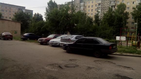 Стоянку облаштували на зеленій зоні, фото №1 на сайті 20minut.ua