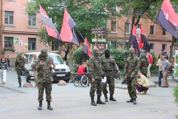Тернопільський "Правий сектор" вимагає арешту винних у стрілянині в Мукачево, фото №2 на сайті 20minut.ua