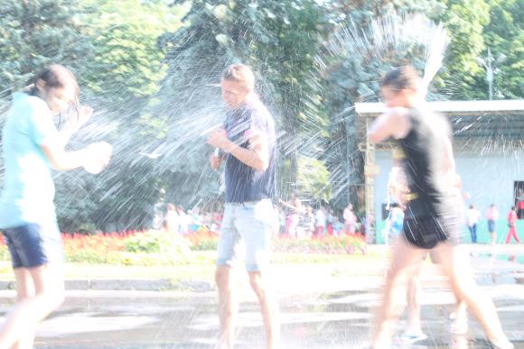 У парку сухими залишилися тільки пенсіонери та немовлята, фото №2 на сайті 20minut.ua