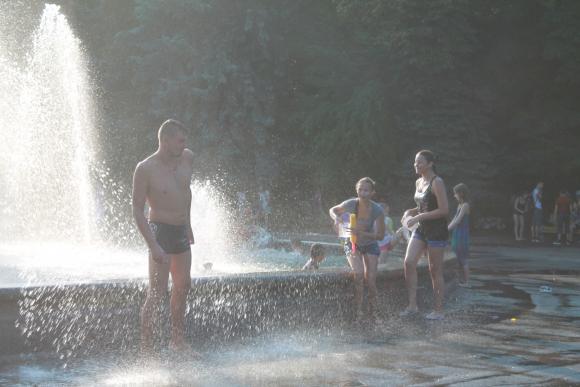 У парку сухими залишилися тільки пенсіонери та немовлята, фото №4 на сайті 20minut.ua