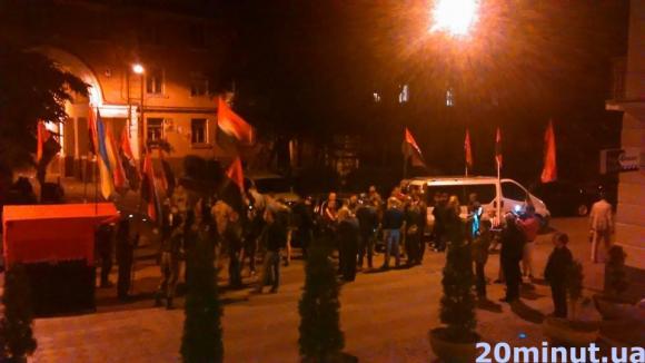 У Тернополі "Правий сектор" протестує під обласною міліцією, фото №1 на сайті 20minut.ua