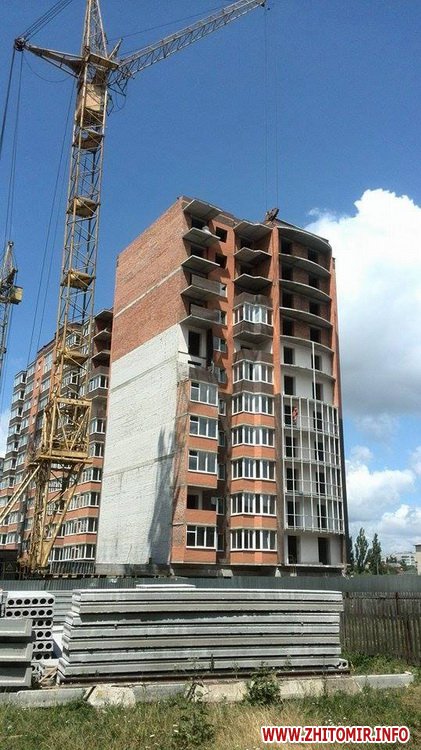 У Житомирі по вулиці Бородія обвалився балкон недобудованої багатоповерхівки, фото №1 на сайті 20minut.ua