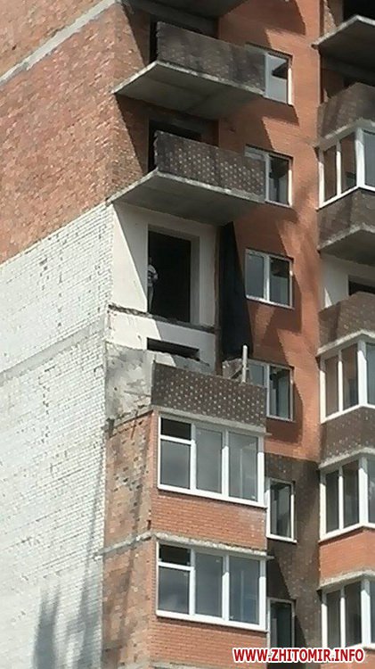 У Житомирі по вулиці Бородія обвалився балкон недобудованої багатоповерхівки, фото №2 на сайті 20minut.ua