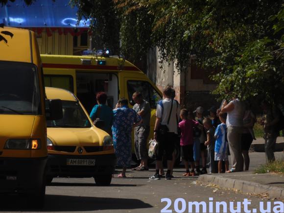 У Житомирі водій білого Рено Флюенс збив дитину прямо при виході з магазину. Фото, фото №1 на сайті 20minut.ua