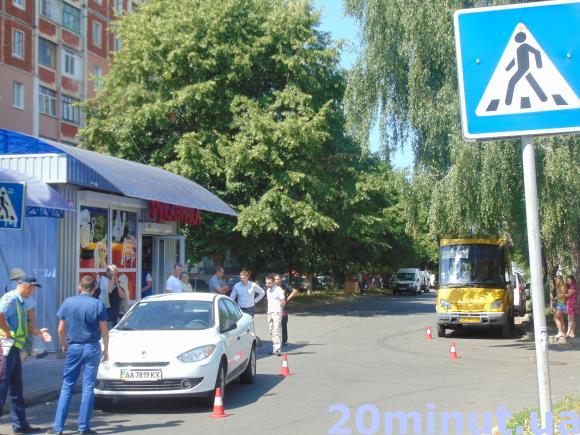 У Житомирі водій білого Рено Флюенс збив дитину прямо при виході з магазину. Фото, фото №10 на сайті 20minut.ua