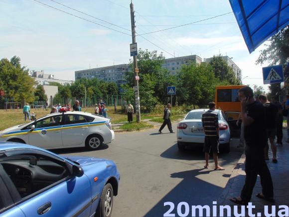 У Житомирі водій білого Рено Флюенс збив дитину прямо при виході з магазину. Фото, фото №2 на сайті 20minut.ua