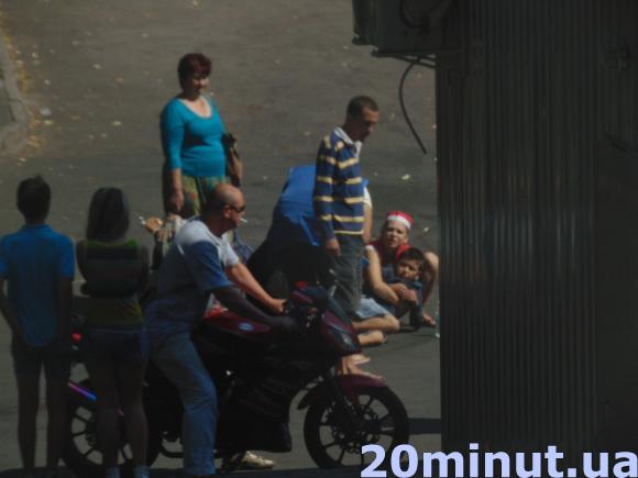 У Житомирі водій білого Рено Флюенс збив дитину прямо при виході з магазину. Фото, фото №3 на сайті 20minut.ua