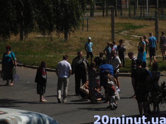 У Житомирі водій білого Рено Флюенс збив дитину прямо при виході з магазину. Фото, фото №4 на сайті 20minut.ua