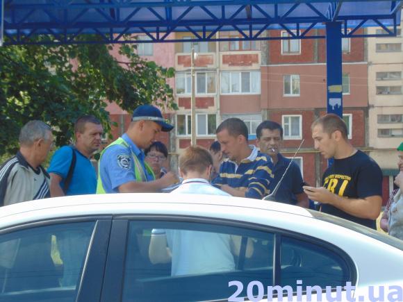 У Житомирі водій білого Рено Флюенс збив дитину прямо при виході з магазину. Фото, фото №5 на сайті 20minut.ua
