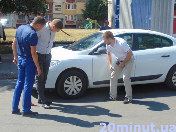 У Житомирі водій білого Рено Флюенс збив дитину прямо при виході з магазину. Фото, фото №6 на сайті 20minut.ua